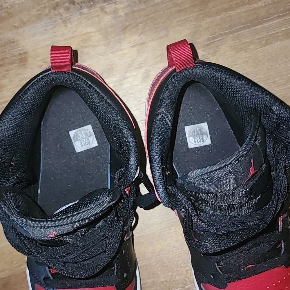 Nike Air Jordan 1 Mid PS Banned Bred 640734-074 Shoes Size Youth